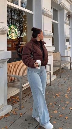 Outfits With Puffer Jackets, Brown Puffer Jacket Outfit, Winter Inspo Outfits, New York Winter Outfit, Madrid Outfits, Fashion Outfits Casual, Brown Puffer Jacket, Nyc Winter Outfits, Winter Jacket Outfits