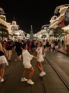 Disney Ride Picture Poses, Disneyworld Christmas Aesthetic, Disney World With Friends, Walt Disney World Photo Ideas, Magic Kingdom Photo Ideas, Disneyland Paris Aesthetic, Disney Besties, Disney World Aesthetic