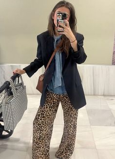 Leopard Print Trousers Outfit, Print Trousers Outfit, Printed Trousers Outfit, Inverted Triangle Outfits, Outfit Informal, Printed Pants Outfits, Trousers Outfit, Leopard Print Outfits, Leopard Outfits