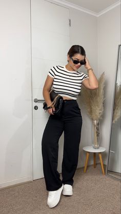 Black Wide Leg Pants Outfit Casual Street Style, Pants Elegant Outfit, Converse With Dress, Stylish Fall Outfits, Black Pants Casual, Womens Fashion Inspiration, Causual Outfits, Tshirt Outfits, Curvy Outfits