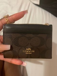 Coach Id Holder, Women Wallet Aesthetic, Wallet Aesthetic, Coach Card Holder, Trendy Purses, Purse Essentials, Handbag Essentials