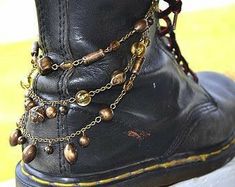 Fair Outfits, Boot Bracelet, Combat Style, Army Boots, Estilo Hippie, Junk Drawer, 가을 패션, Mode Vintage, Mode Inspiration