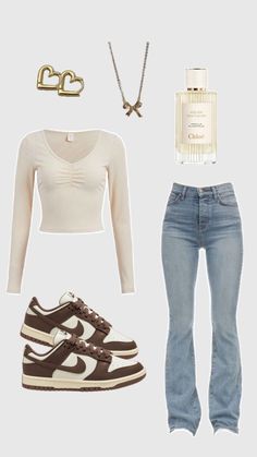 Women Nike Dunk Outfit, Cream Slides Outfit, Brown And White Dunks Outfit, Outfits With Brown Dunks, Outfits For Nike Dunks, Dunks Outfit Aesthetic, Outfits W Dunks, Outfits With Dunks Women, Brown Dunks Outfit Woman