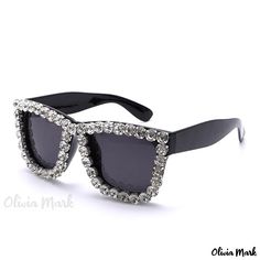 Olivia Mark - Elegantes gafas de sol negras de strass patchwork para un look elegante y desenfadado Rhinestone Accessories, Bling Sunglasses, Rhinestone Sunglasses, Butterfly Sunglasses, Luxury Diamonds, Luxury Sunglasses, Sunglasses For Women, Eyewear Accessories, Square Frame