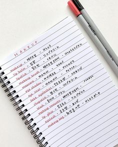 a notepad with writing on it next to a marker and pencil, which is also written in japanese