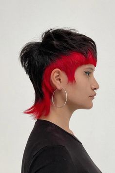 Tu n'es vraiment pas prête pour ça rouge vif et d'une mèche noire. C'est un look spectaculaire avec une qualité structurelle et c'est ce qui est si génial.
// Crédit photo : Instagram @hairbrained_official= Mullet Pixie, Red Mullet, Pixie Mullet, Black Pixie, Not Ready, Hair Envy, Bright Red