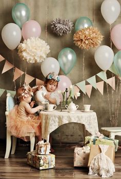 Decoração Dia das Mães: 60 Ideias & Inspirações com Fotos Sibling Photoshoot, Party Pic, Tent Decor, Vintage Setting, 1st Birthday Party For Girls, Tea Party Setting, Pastel Party, Pastel Balloons, Pony Party