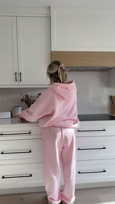 Comfy Vibes Aesthetic, Cloudy Summer Outfit, Baby Pink Outfit Aesthetic, Pink Clean Girl Outfits, Womens 2 Piece Outfits, Fashion Sweatpants, Jogging Outfit, Autumn Outfit Ideas, Cute Autumn