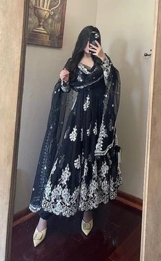 Desi Dress, Trendy Outfits Indian, Anarkali Dress Pattern, Traditional Indian Dress, Desi Fashion Casual, Pakistani Fancy Dresses, Beautiful Pakistani Dresses, Indian Dresses Traditional, Traditional Indian Outfits