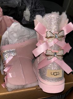 Pink Uggs With Bows, Art On Nails, Shoes Preppy, Cute Uggs, Fluffy Shoes, Pretty Sneakers, Pink Uggs, Trendy Shoes Sneakers, Nike Fashion Shoes