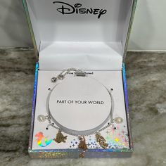 For Sale Is A New In Box Disney Little Mermaid Ariel Silver Plated Charm Bracelet. You Will Receive A Silver Tone Bracelet With 5 Charms Hanging On It. It Has 2 Pearl Charms, A Gold Tone Flounder Charm, A Rose Gold Tone Ariel Silhouette Charm And A Gold Tone Seahorse With Crystals / Rhinestones. Has An Adjustable Slide Closure With Seashells On The Ends. Comes In Hinged Gift Box. Super Cute For Any Disney Lover Or Minnie Mouse Fan! Comes From A Smoke Free And Pet Free Home. Ariel Silhouette, Disney Plates, Little Mermaid Ariel, Disney Lover, Ariel The Little Mermaid, Disney Jewelry, Pearl Charms, Little Mermaid, A Rose