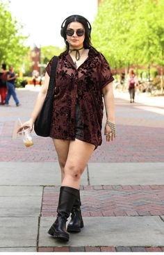 Edgy College Outfits, Snl Outfits, Average Body Outfits, Alternative Bar Outfits, Grunge Concert Outfit Plus Size, Summer Outfits For Inverted Triangle, Concert Outfit Ideas Dress, Outfits For Bigger Chested Women, Music Festival Outfits Curvy