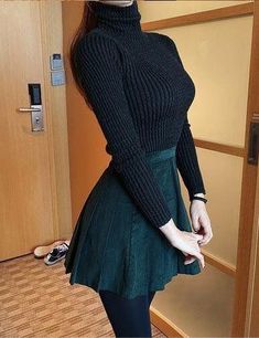 Skirt Outfits For Winter, Trendy Skirt Outfits, Slytherin Outfit, Slytherin Fashion, Georgia Fashion, Outfits For Winter, Black Turtle Neck, Winter Skirt Outfit, Rock Outfit