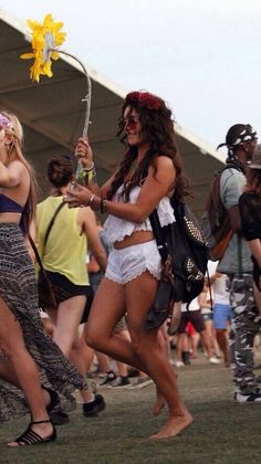 Bailar Vanessa Hudgens Coachella, Vanessa Hudgens Hair, Music Festival Style, Coachella 2014, Looks Hippie, Vanessa Hudgens Style, Festival Mode, Moda Hippie, Festival Attire