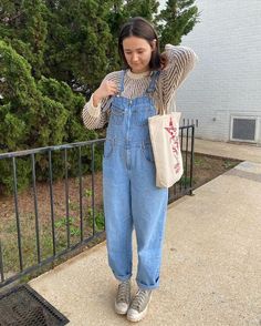 Whimsical Street Style, Styling Dungarees Outfit, Teacher Appropriate Outfits, Cosy Fits, Dungarees Outfit, Cute Overall Outfits, Masc Style, Outfit Basics, Cold Spring Outfit