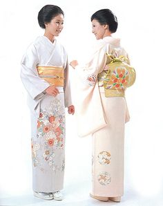 Tomesode which comes with colors (not black) is call Irotomesode. Decoration and patterns at the bottom. No crests. Very formal events. Kimono Display, Japanese Inspired Clothing, Kimono Ideas, Japanese Ancient, Yukata Pattern, Formal Kimono, Japanese Traditional Clothing