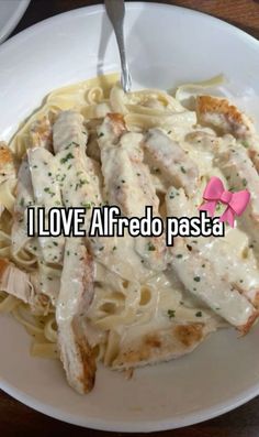 How To Make Chicken Alfredo, Good Looking Food, Food Combos, Alfredo Chicken, I Want Food, Lots Of Food, Chicken Alfredo Pasta, Food Babe, Culture Magazine