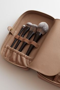 Travel Beauty Case Chic Travel Accessories, Travel Tech Organizer, Tech Organization, Travel Cases, Beauty Organization, Beauty Brushes, Leather Industry, Beauty Case, Leather Wear