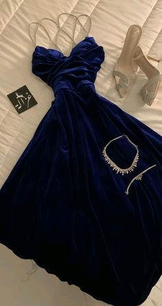 Royal Blue Prom Dress Aesthetic, Royal Blue Dress Aesthetic, Blue Velvet Prom Dress, Velvet Homecoming Dress, 21st Birthday Outfit, Monday Christmas, Hot Prom Dress, Velvet Prom Dress, Blue Velvet Dress