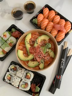 Des sushis, dans makis, des californias, du saumon de l’avocat et du riz délicieux. Healthy Food Motivation, God Mat, Think Food, Food Goals, Food Is Fuel, Food Obsession, Cafe Food, Chopsticks, Pretty Food