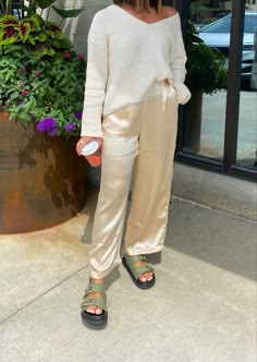 Fall fashion, street style, chic style, silk pants, fall style Silk Trousers Outfit Casual, Silk Pajama Pants Outfit, Black Silky Pants Outfit, Beige Silk Pants Outfit, Silky Trousers Outfit, White Silk Trousers Outfit, Gold Silk Pants Outfit, Satin Trousers Street Style