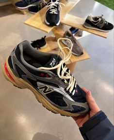 New Balance 725, New Balance Shoes Men, Mens Fashion Week Street Style, Shoes Fashion Photography, Kicks Shoes, Streetwear Shoes, Trainers Fashion, Mens Fashion Week, Swag Shoes