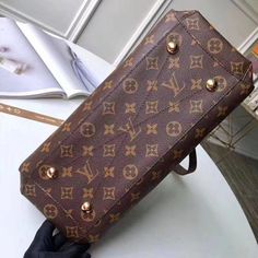 Charm Fashion Lu-Vi bags - 17764 A+ Excellent Quality copies; Contact us if you've any questions in your mind. Fan Fashion, Lv Bag, New Bag, Evening Bags, Fashion Statement, Louis Vuitton Bag, Luxury Bags, Contact Us, Calf Skin