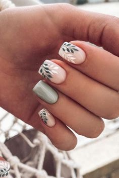 Spring Wedding Nails 2023, Gel Nails Design 2023, Gel Nail Art Ideas Short Nails, Simple Nail Art Designs Classy Short, Gel Nail Spring Designs, Guest Wedding Nail Ideas, Neutral Spring Nail Designs, Peach And Sage Nails, Round Nails Acrylic Design