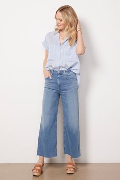 CITIZENS OF HUMANITY Lyra Crop Wide Leg | EVEREVE Wide Leg Cropped Jeans Outfit, Ankle Jeans Outfit, Crop Wide Leg Jeans, Denim Pants Outfit, Cropped Jeans Outfit, Flare Jeans Outfit, Capri Outfits, Outfits Primavera, Wide Leg Jeans Outfit