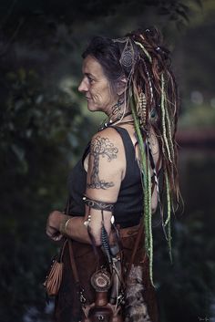 Hippy Hairstyles, Faerie Costume, Dreadlock Rasta, Hair Dreads, Pagan Fashion, Look Boho Chic, Aging Beauty, Hippie Hair, Fairy Clothes