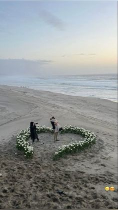 Roses And Candles Proposal, Fancy Proposal Ideas, Wedding Proposal Aesthetic, Aesthetic Beach Proposal, Getting Proposed To, Beach Engagement Proposal Ideas, Flower Proposal Ideas