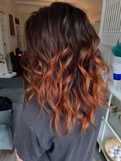 Brown To Red Ombre Curly Hair, Dark Copper Ombre Hair, Cooper Ombre Hair, Dark Brown To Copper Balayage, Dark Brown And Copper Hair, Brunette Copper Highlights, Copper Hair With Dark Roots Brown, Ombre Copper Hair, Copper And Black Hair