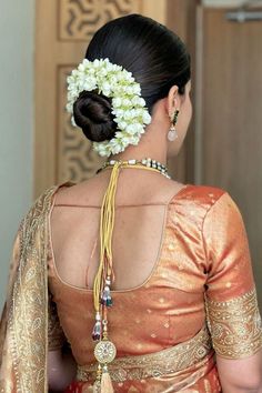 Hair Buns With Flowers, Bride Hairstyle Bun, Reception Hairstyles Indian, Indian Bun Hairstyles, Reception Hairstyles