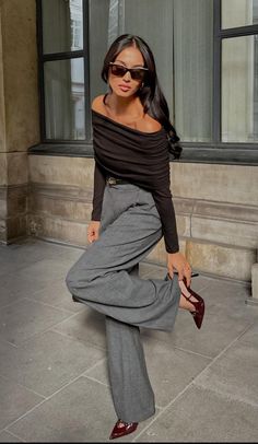 Grey Professional Outfit, Leather Pants Corporate Outfit, Monochrome Gray Outfit, Dark Gray Trousers Outfit, Trousers With Tshirt, Grey Trousers Outfit Women Street Style, Black Suit Trousers Women Outfit, Cool Elegant Outfit, Flared Pants Outfit Winter