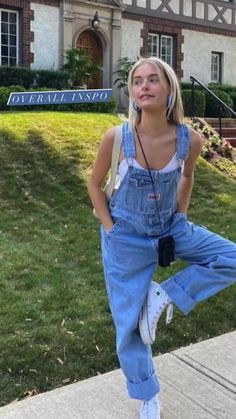 Fun Overalls Outfit, Outfit Salopette Jeans, Overall Jeans Outfit, Cute Dungaree Outfits, Outfit Salopette, Dungarees Outfit Aesthetic, Jeans Overall Outfit, Jean Overalls Outfit, Salopette Outfit