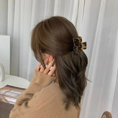 Due to the different display settings, the real product may have a little color error. Material: Acetate Size: 7.5cm/2.95inch Brown Hair Claw Clip Aesthetic, Styling Long Bob, Aesthetic Hair, Hair Dos, Hair Claw, Hair Day, Pretty Hairstyles