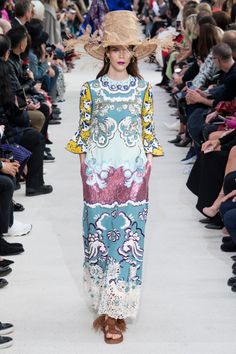 Valentino Spring Summer 2019 Ready-to-Wear Collection – Paris Moda Over 40, 2019 Fashion, Fashion Over 40, 가을 패션, And Dresses, Mode Inspiration