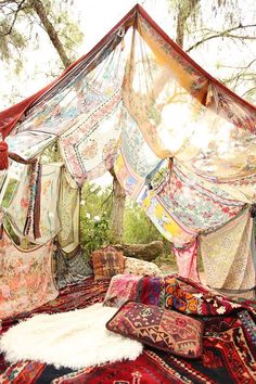 7 AMAZING WAYS TO MAKE A FORT Mundo Hippie, Interior Boho, Estilo Hippie, Have Inspiration, Bohol, Camping Essentials, Wonderland Party, Ideas Party