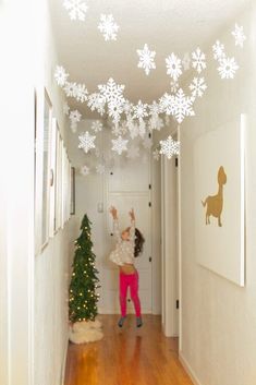 Winter Wonderland Playroom, Children Christmas Decorations, Children’s Christmas Decorations, Snowflake Home Decor, Homade Christmas Decorations Diy, Home Made Christmas Decorations Easy, Kids Playroom Christmas Decor, Diy Bathroom Christmas Decor, Interior Christmas Decorations