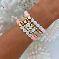 Preppy Bracelets, Preppy Jewelry, Gold Bracelet Set, Clay Bracelet, Diy Bracelet Designs, Letter Bracelet, Beads Bracelet Design, Bracelet Ideas, Beaded Bracelets Diy