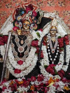 an idol is adorned with white flowers and other decorations for the festival or wedding ceremony