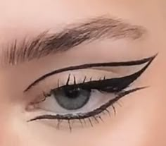 Cool Eyeliner Ideas, Outline Eyeliner, Edgy Eyeliner, Black Graphic Eyeliner, Eyeliner Inspo, Eyeliner Ideas, Graphic Makeup, Graphic Eyeliner