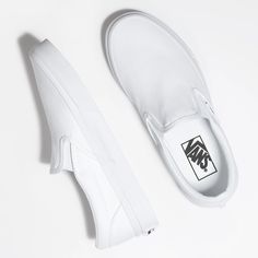 Vans Classic Slip-On True White VN000EYEW00 Sleek, easy, and effortlessly stylish. Vans White Slip-On shoes are the ultimate get-up-and-go footwear. The low-profile Slip-On canvas offers unbeatable convenience, while the clean design makes Vans White Slip-On shoes the perfect choice for anyone with places to go and things to do. The elastic side accents and signature rubber waffle outsoles are the cherries on top of this all-white triumph. One of the most popular designs, Vans White Slip-On shoe Black Slip On Vans Outfit, Vans Trainers, Vans Classic Slip, Tenis Vans, Vans Original, Shoes Low, Vans White, New Vans, White Vans