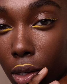 Mekap Mata, Yellow Makeup, Smink Inspiration, Male Makeup, Gold Makeup, Eye Makeup Art, Dark Skin Makeup