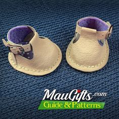 a pair of baby shoes sitting on top of a blue carpet with the words maupfs com guide and patterns