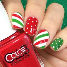 Christmas nails Diy Christmas Nail Designs, Diy Christmas Nails, Christmas Toes, Christmas Nail Polish, Christmas Nails Diy, Treats Christmas, Christmas Nails Easy