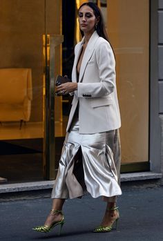 Silver Blazer Outfit, Silver Skirt Outfits, Metallic Skirt Outfit, Scott Schuman, Silver Blazer, Rose Uniacke, Silver Outfits, Business Class, A Skirt