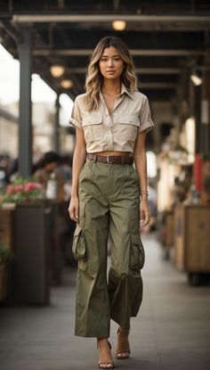 Fashion Trend Forecast 2022/2023 - Fashion Tips Tricks Cargo Jacket Women Outfit, Cargo Pants Fashion Women, Olive Green Casual Outfits, Green Olive Cargo Pants Outfit, Khaki Pants Street Style, Styling Olive Cargo Pants, Olive Green Cargo Outfits Women, Upcycle Cargo Pants, Olive Cargo Pants Outfit Women