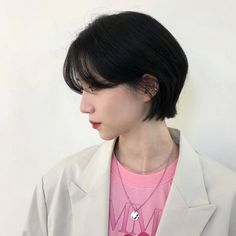 Short Angled Hair, Peach Hair, Really Short Hair, Peinados Fáciles Para Cabello Corto, Hair Color And Cut, Girl Short Hair