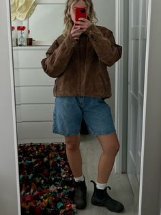 Blundstone Dress Outfit, Oversized Shorts Outfit, Outfits With Blundstones, Blundstones Outfit, Blundstone Outfit, Oversized Denim Jacket Outfit, Jorts Outfit, Granola Style, Oversized Shorts